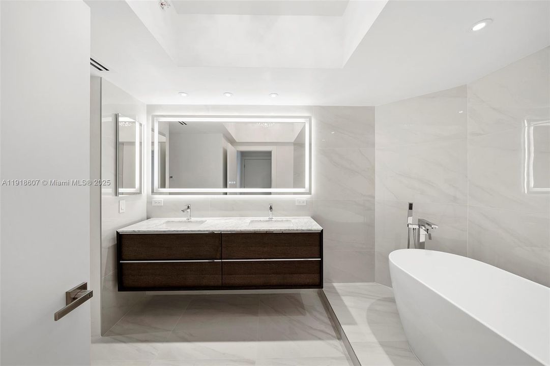 出租: $9,000 (2 贝兹, 2 浴室, 1380 平方英尺)