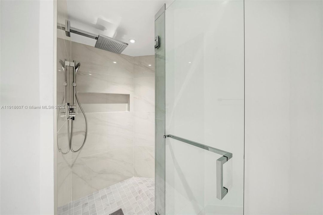 出租: $9,000 (2 贝兹, 2 浴室, 1380 平方英尺)