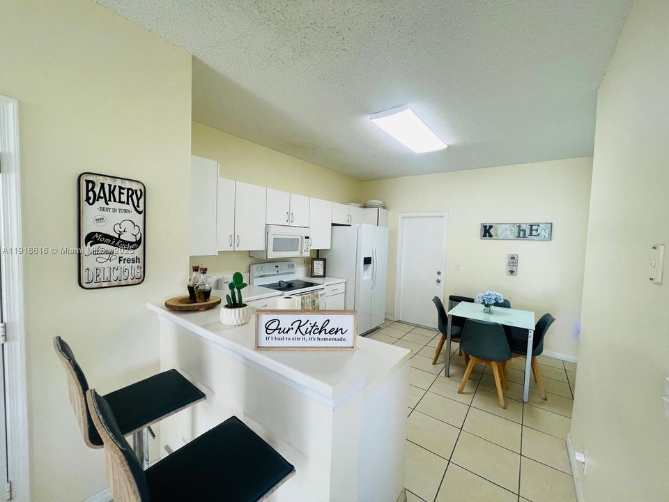 На продажу: $595,000 (4 спален, 2 ванн, 1728 Квадратных фут)