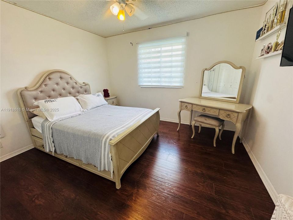 На продажу: $595,000 (4 спален, 2 ванн, 1728 Квадратных фут)