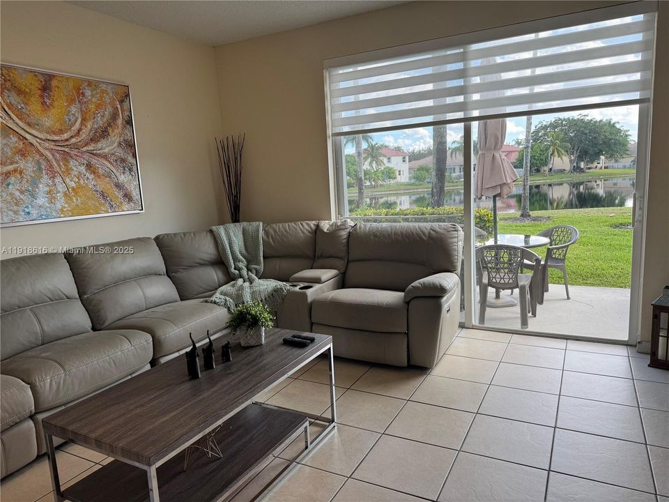 На продажу: $595,000 (4 спален, 2 ванн, 1728 Квадратных фут)