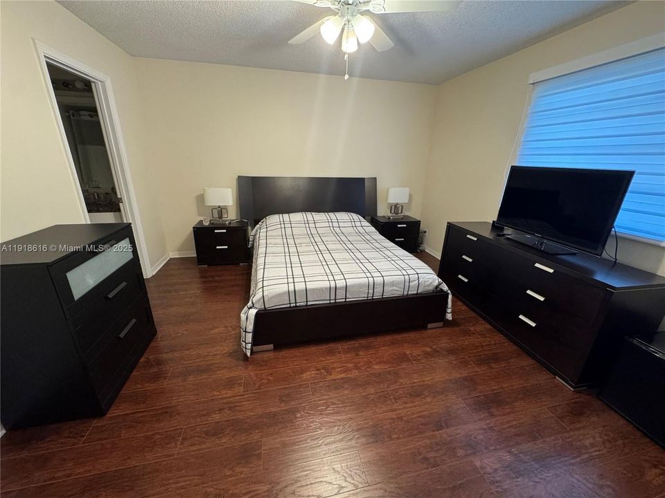 На продажу: $595,000 (4 спален, 2 ванн, 1728 Квадратных фут)