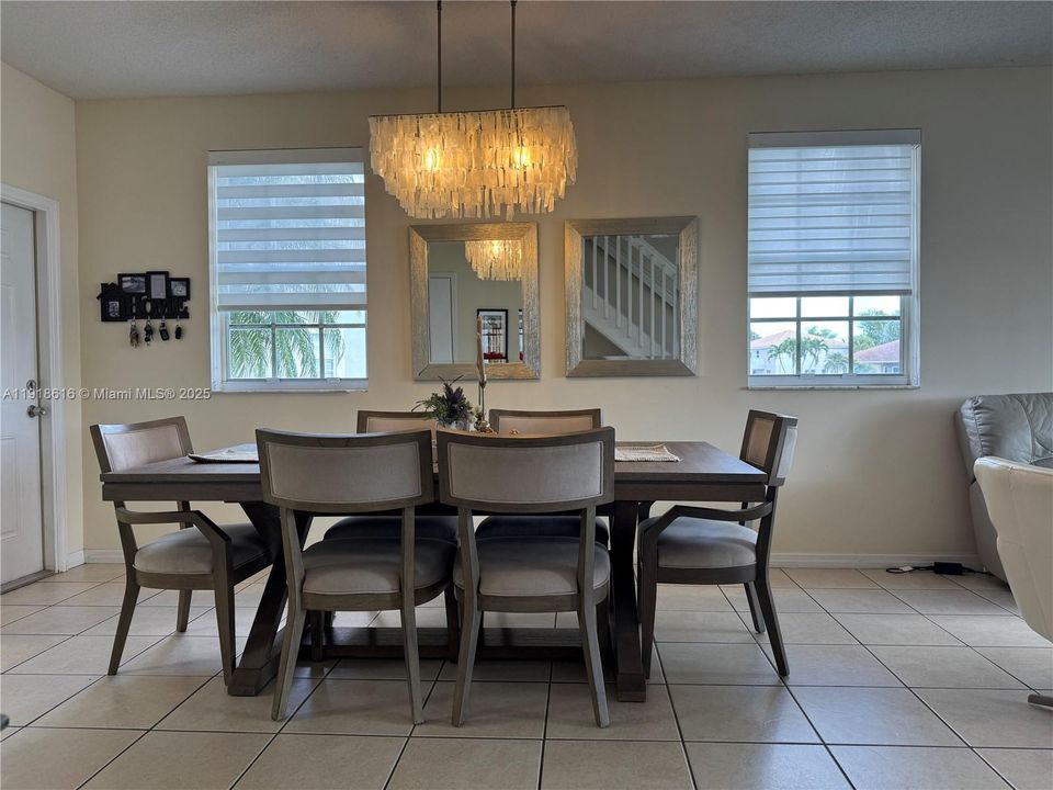 На продажу: $595,000 (4 спален, 2 ванн, 1728 Квадратных фут)