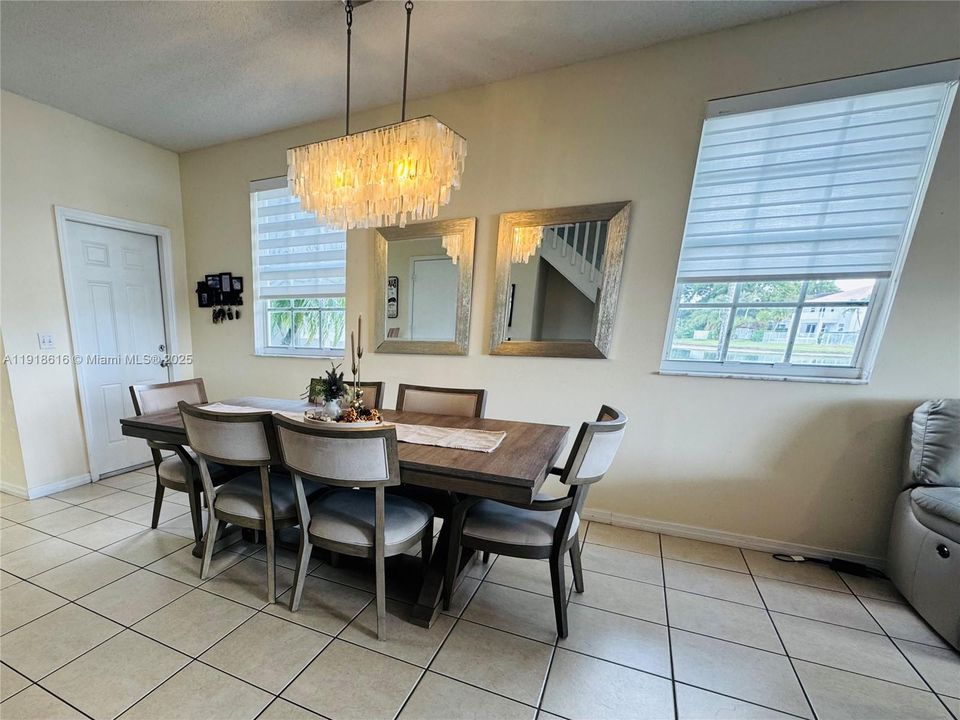 На продажу: $595,000 (4 спален, 2 ванн, 1728 Квадратных фут)