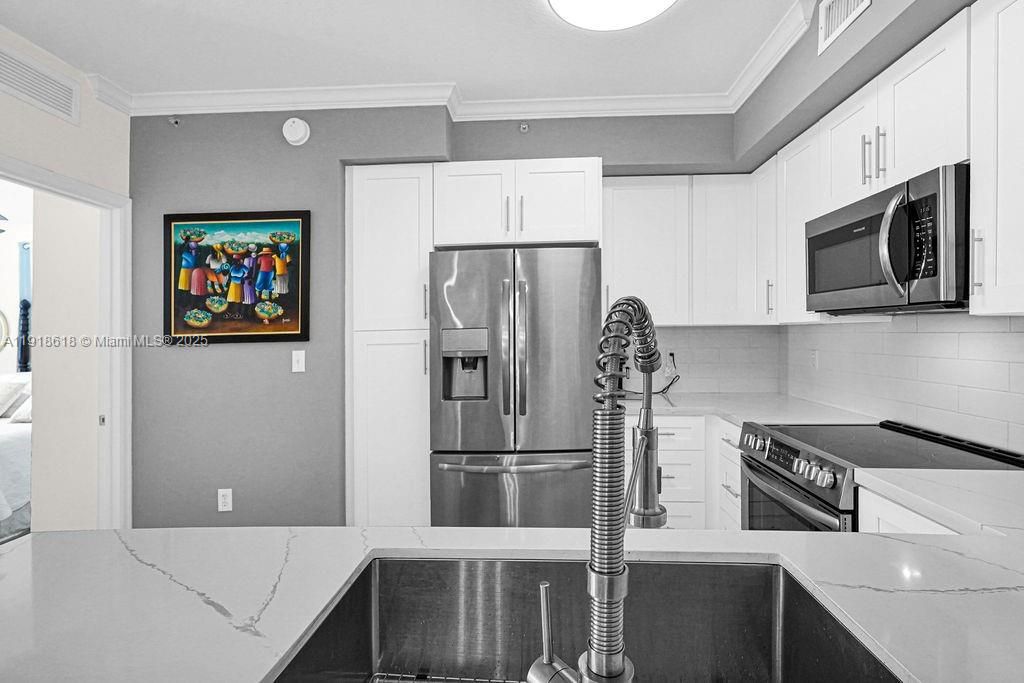 Под контрактом: $409,000 (2 спален, 2 ванн, 1001 Квадратных фут)