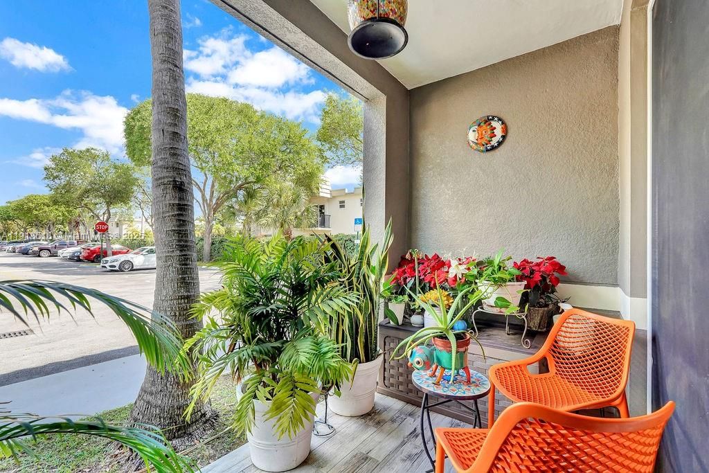 Под контрактом: $409,000 (2 спален, 2 ванн, 1001 Квадратных фут)