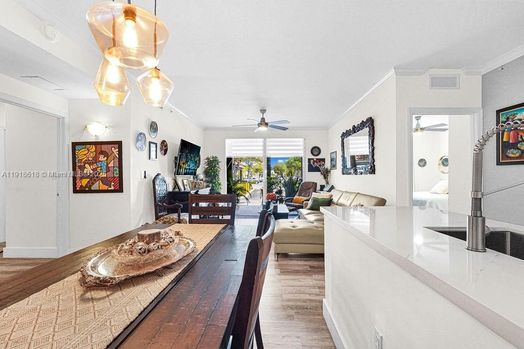 Под контрактом: $409,000 (2 спален, 2 ванн, 1001 Квадратных фут)