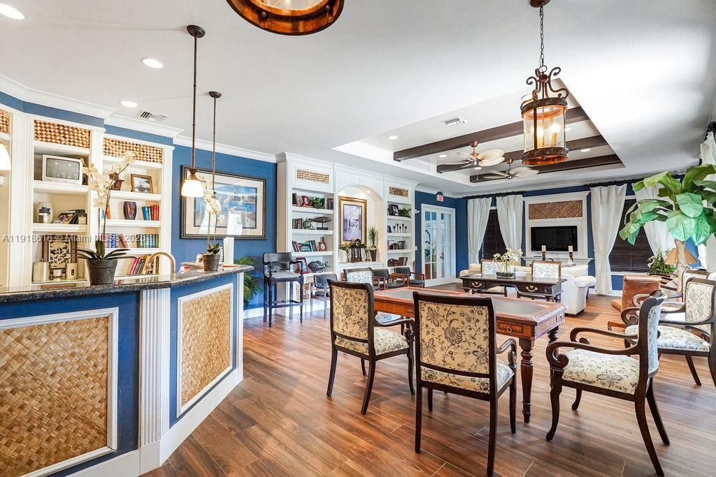 Под контрактом: $409,000 (2 спален, 2 ванн, 1001 Квадратных фут)