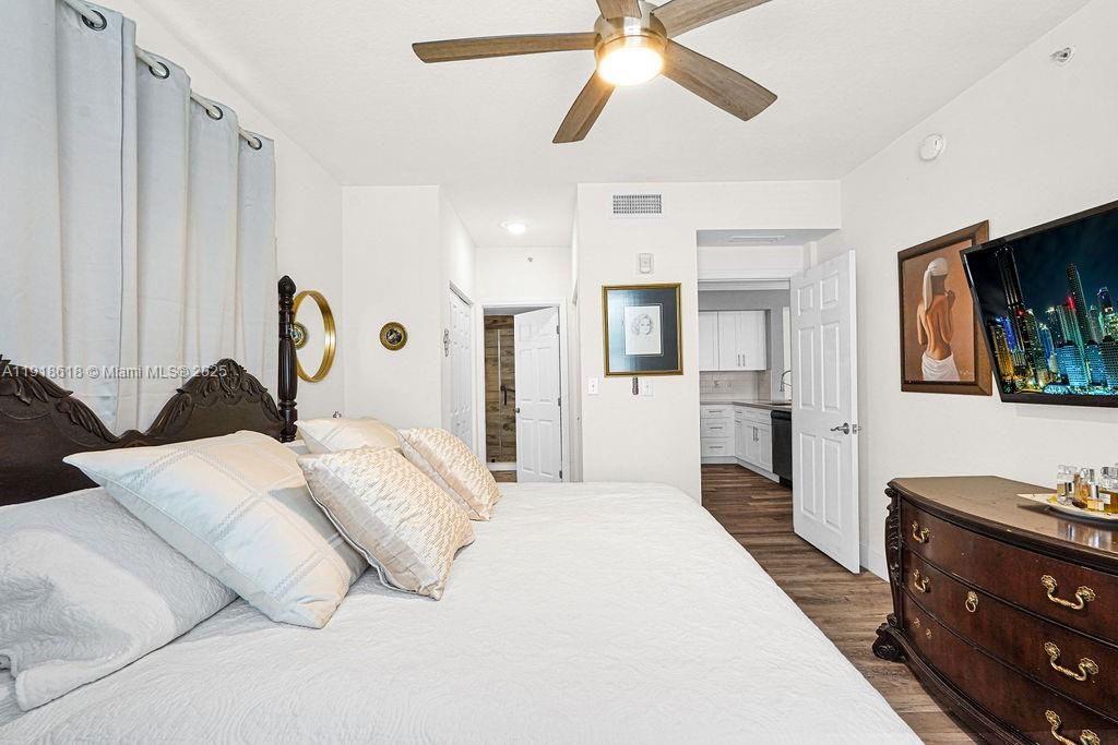 Под контрактом: $409,000 (2 спален, 2 ванн, 1001 Квадратных фут)