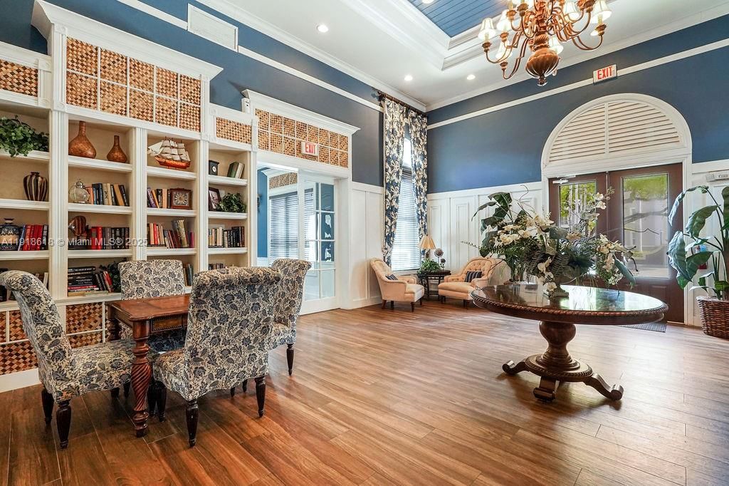 Под контрактом: $409,000 (2 спален, 2 ванн, 1001 Квадратных фут)