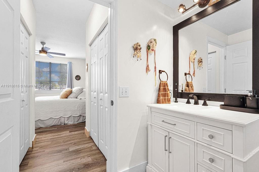 Под контрактом: $409,000 (2 спален, 2 ванн, 1001 Квадратных фут)