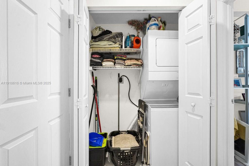 Под контрактом: $409,000 (2 спален, 2 ванн, 1001 Квадратных фут)