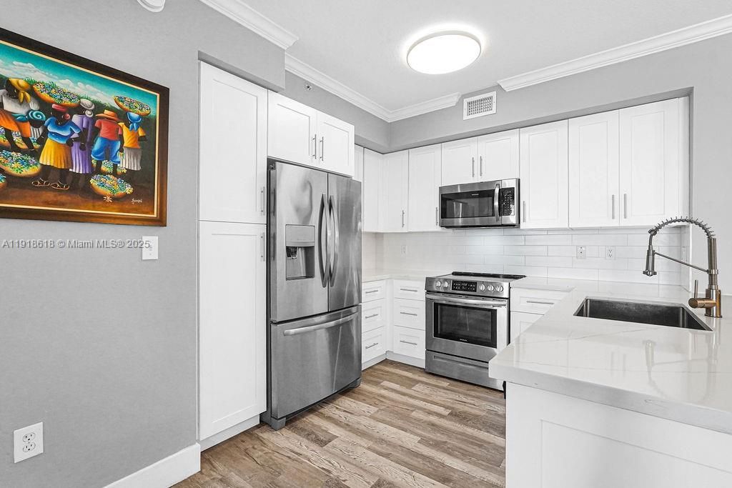 Под контрактом: $409,000 (2 спален, 2 ванн, 1001 Квадратных фут)