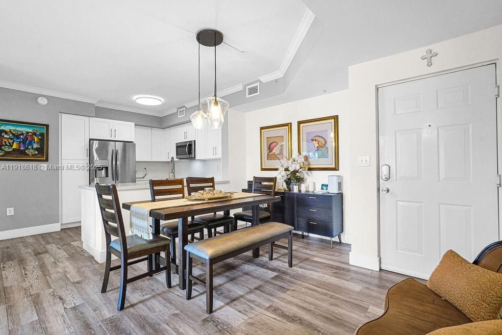 Под контрактом: $409,000 (2 спален, 2 ванн, 1001 Квадратных фут)