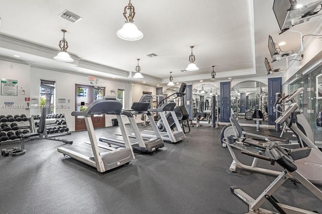 Под контрактом: $409,000 (2 спален, 2 ванн, 1001 Квадратных фут)