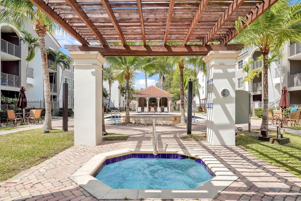 Под контрактом: $409,000 (2 спален, 2 ванн, 1001 Квадратных фут)