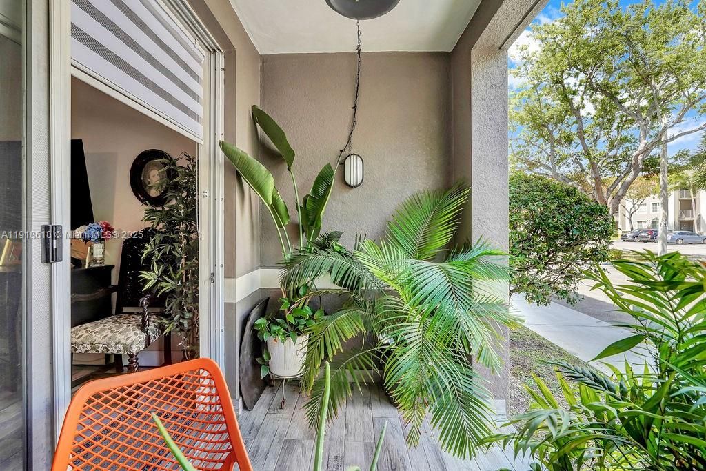 Под контрактом: $409,000 (2 спален, 2 ванн, 1001 Квадратных фут)