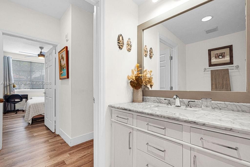 Под контрактом: $409,000 (2 спален, 2 ванн, 1001 Квадратных фут)