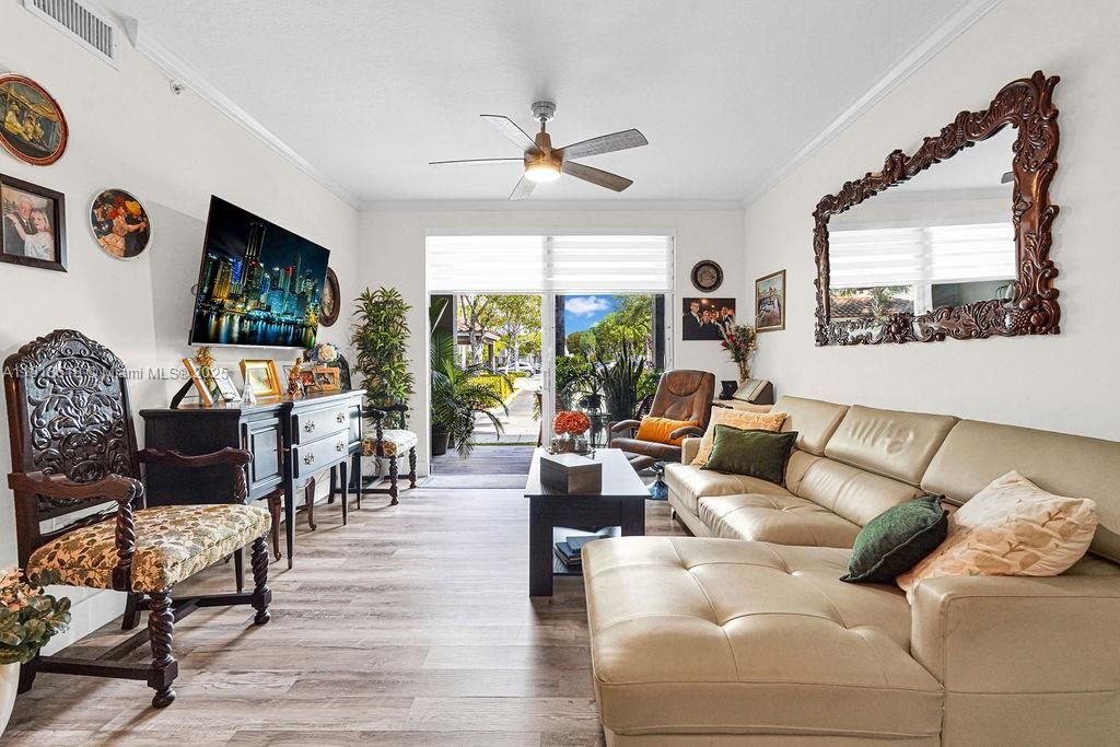 Под контрактом: $409,000 (2 спален, 2 ванн, 1001 Квадратных фут)