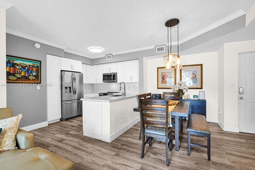 Под контрактом: $409,000 (2 спален, 2 ванн, 1001 Квадратных фут)