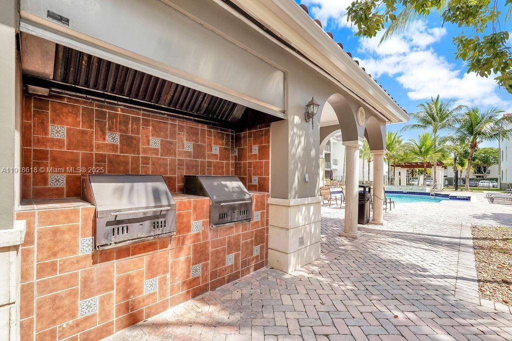 Под контрактом: $409,000 (2 спален, 2 ванн, 1001 Квадратных фут)