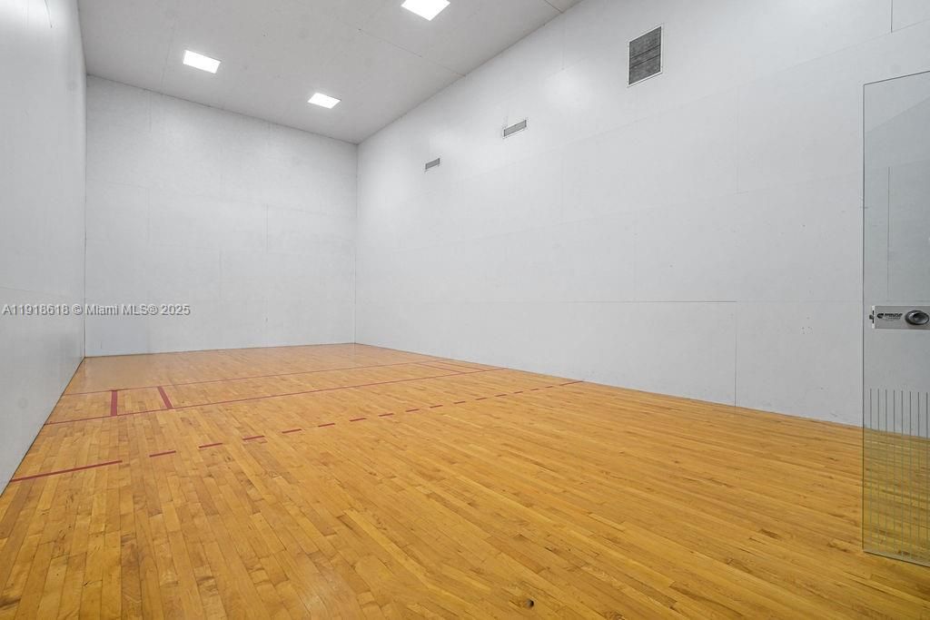 Под контрактом: $409,000 (2 спален, 2 ванн, 1001 Квадратных фут)