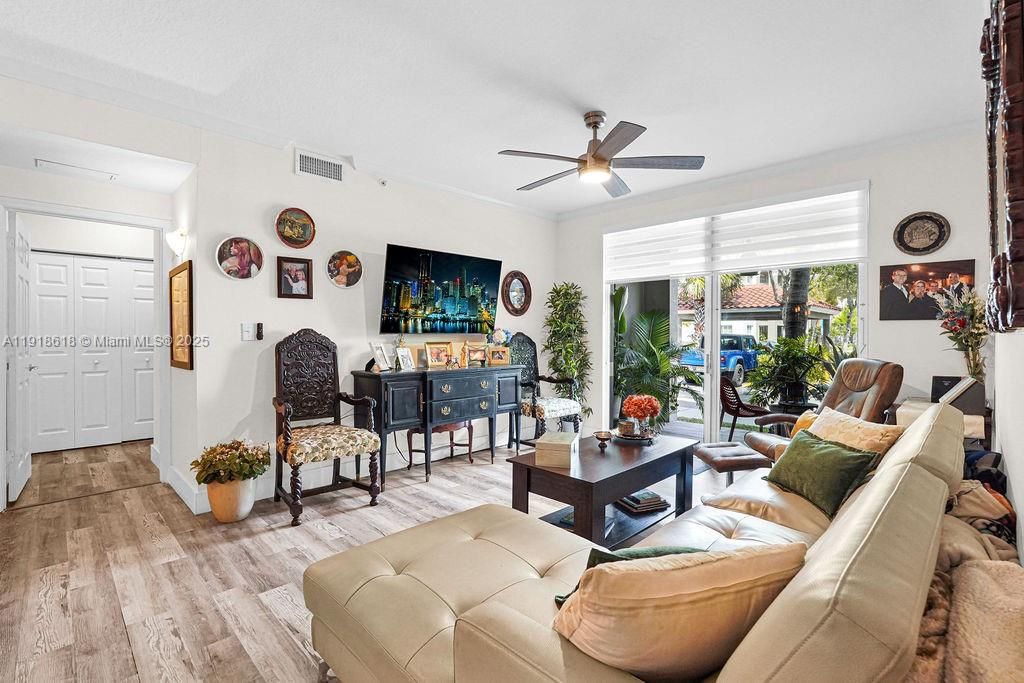 Под контрактом: $409,000 (2 спален, 2 ванн, 1001 Квадратных фут)