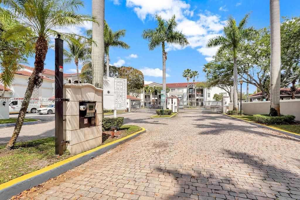 Под контрактом: $409,000 (2 спален, 2 ванн, 1001 Квадратных фут)