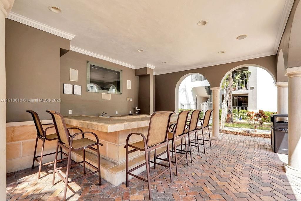 Под контрактом: $409,000 (2 спален, 2 ванн, 1001 Квадратных фут)