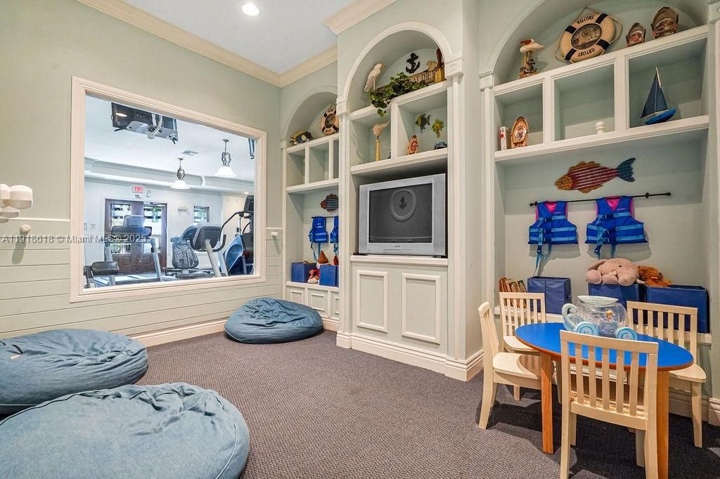 Под контрактом: $409,000 (2 спален, 2 ванн, 1001 Квадратных фут)