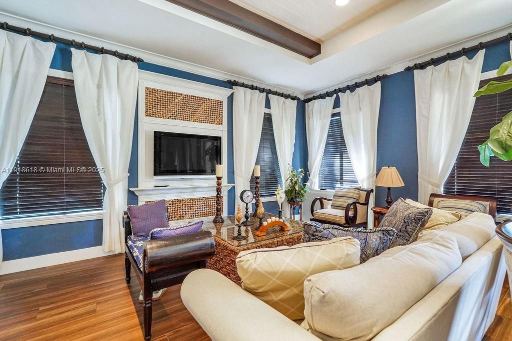 Под контрактом: $409,000 (2 спален, 2 ванн, 1001 Квадратных фут)