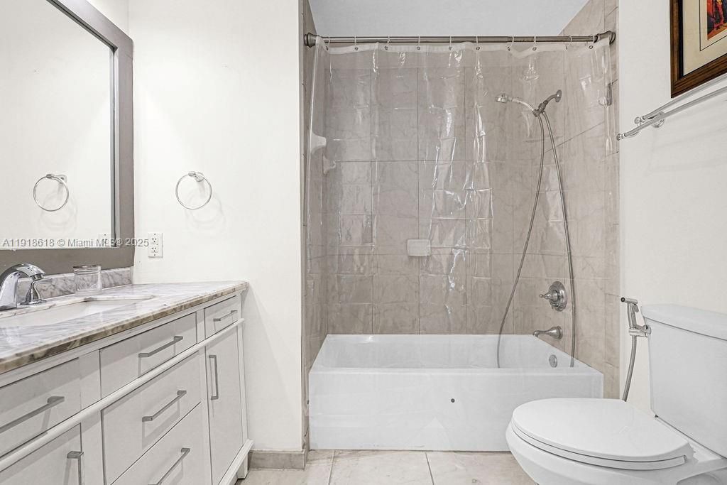 Под контрактом: $409,000 (2 спален, 2 ванн, 1001 Квадратных фут)