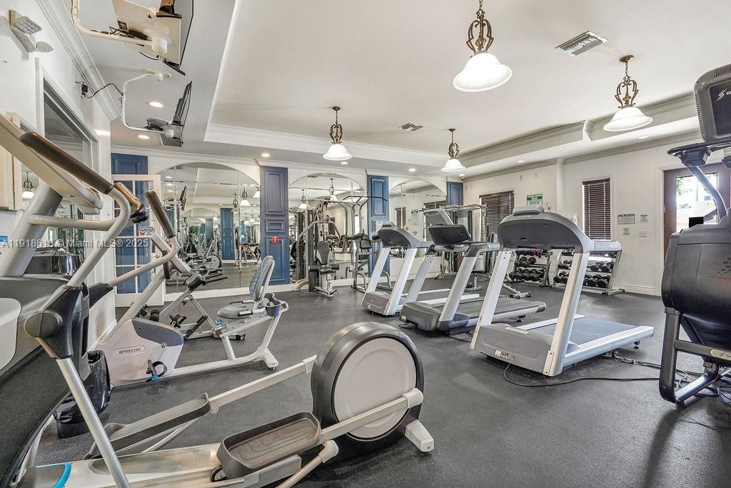 Под контрактом: $409,000 (2 спален, 2 ванн, 1001 Квадратных фут)