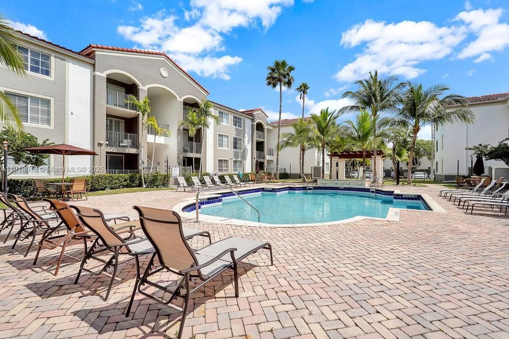 Под контрактом: $409,000 (2 спален, 2 ванн, 1001 Квадратных фут)