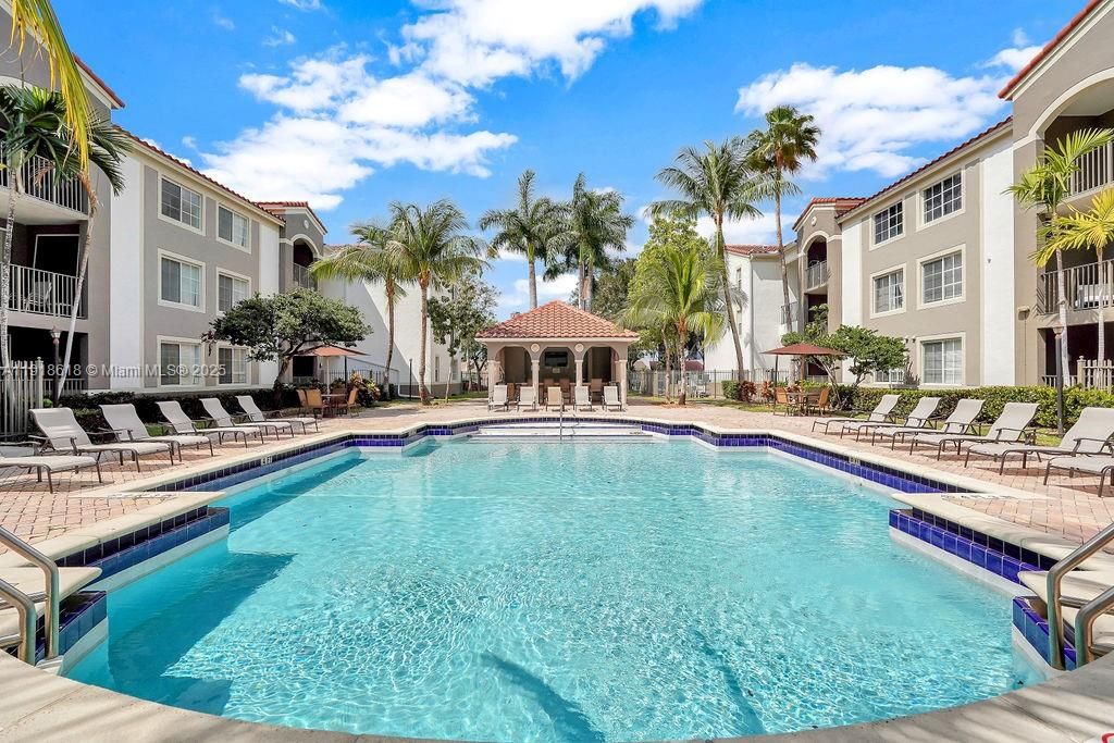 Под контрактом: $409,000 (2 спален, 2 ванн, 1001 Квадратных фут)