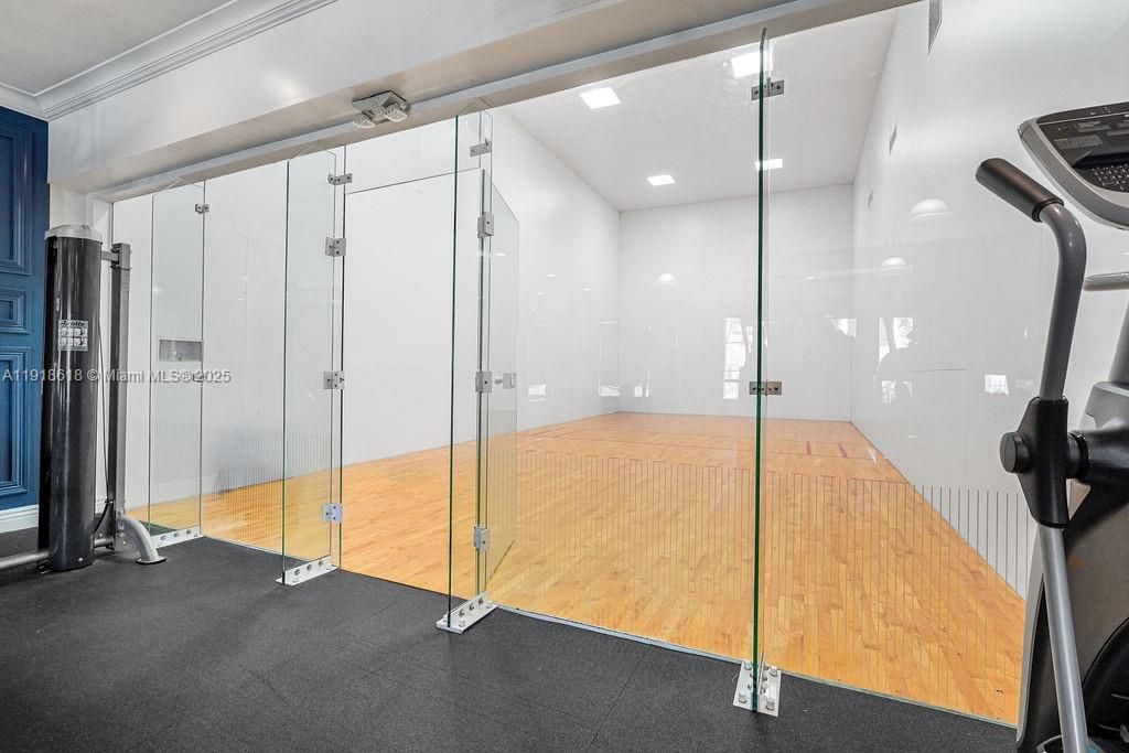 Под контрактом: $409,000 (2 спален, 2 ванн, 1001 Квадратных фут)