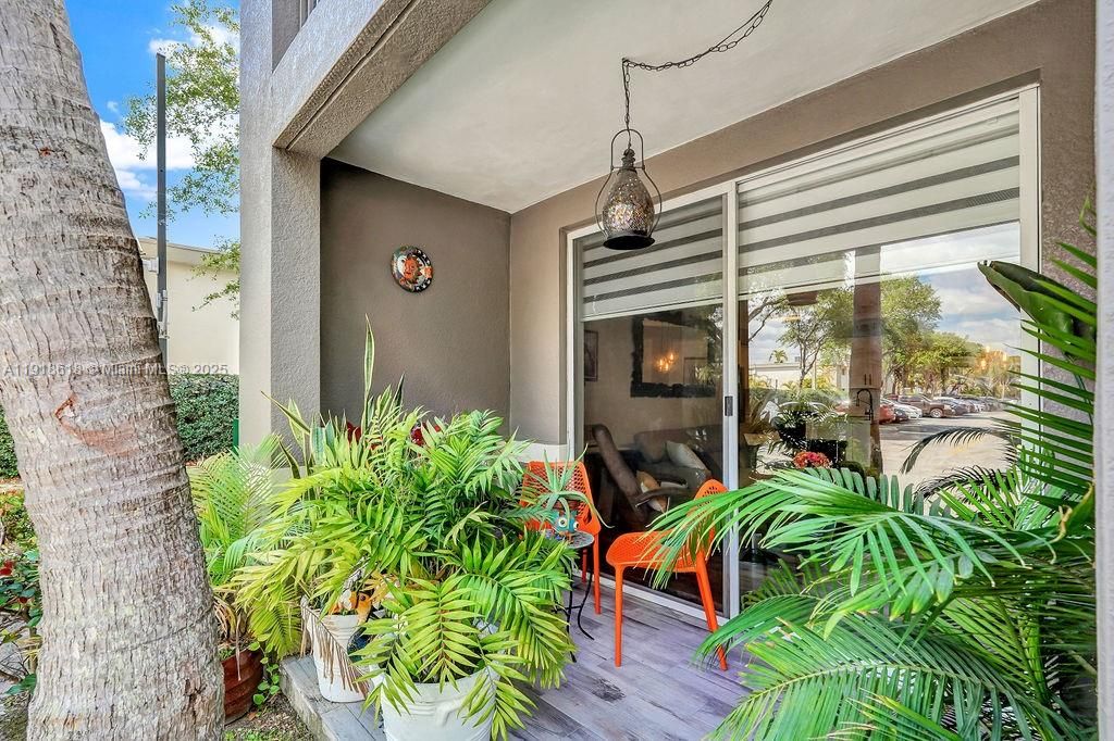 Под контрактом: $409,000 (2 спален, 2 ванн, 1001 Квадратных фут)