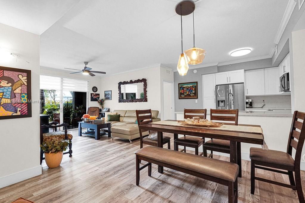 Под контрактом: $409,000 (2 спален, 2 ванн, 1001 Квадратных фут)