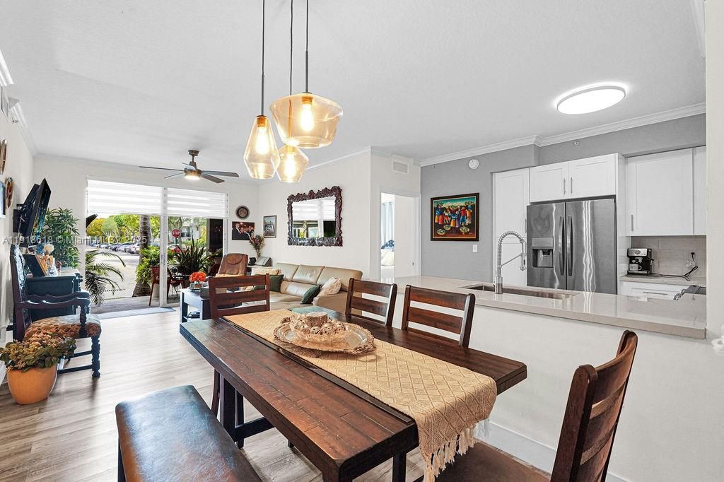 Под контрактом: $409,000 (2 спален, 2 ванн, 1001 Квадратных фут)