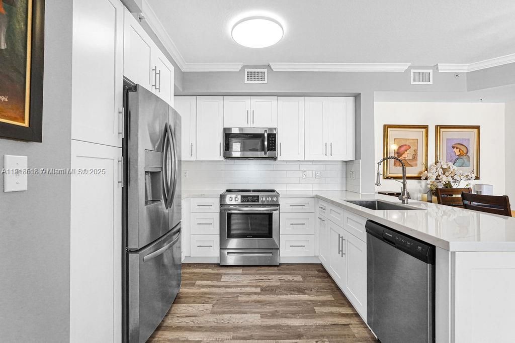 Под контрактом: $409,000 (2 спален, 2 ванн, 1001 Квадратных фут)