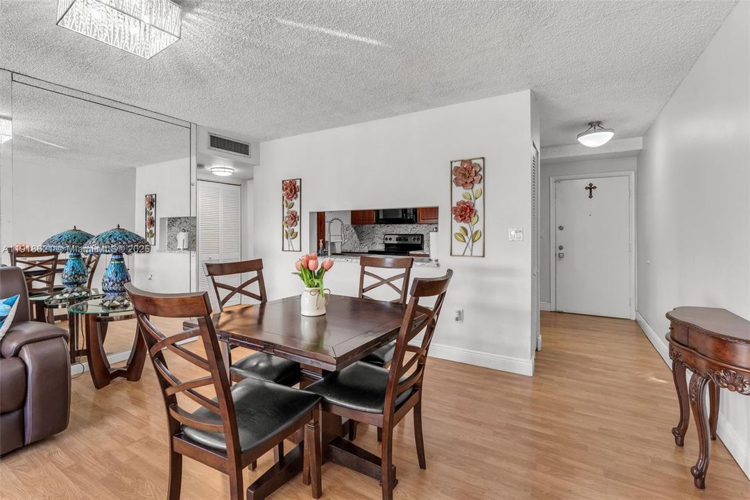 На продажу: $245,000 (1 спален, 1 ванн, 893 Квадратных фут)