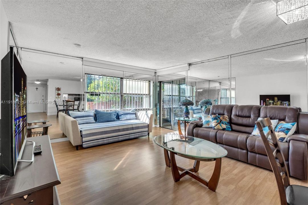 На продажу: $245,000 (1 спален, 1 ванн, 893 Квадратных фут)