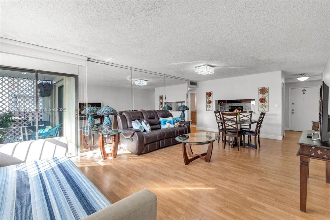 На продажу: $245,000 (1 спален, 1 ванн, 893 Квадратных фут)