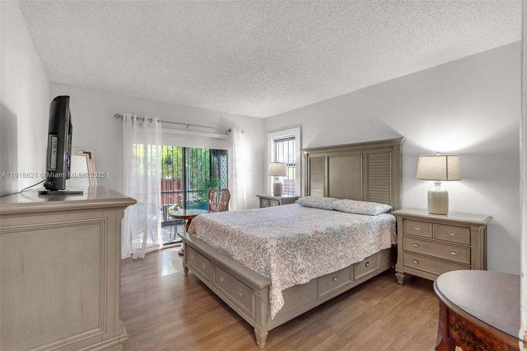 На продажу: $245,000 (1 спален, 1 ванн, 893 Квадратных фут)