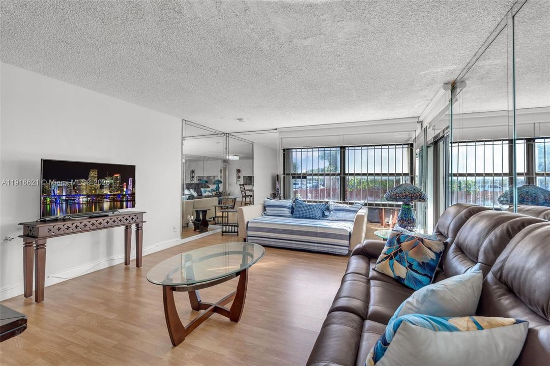 На продажу: $245,000 (1 спален, 1 ванн, 893 Квадратных фут)