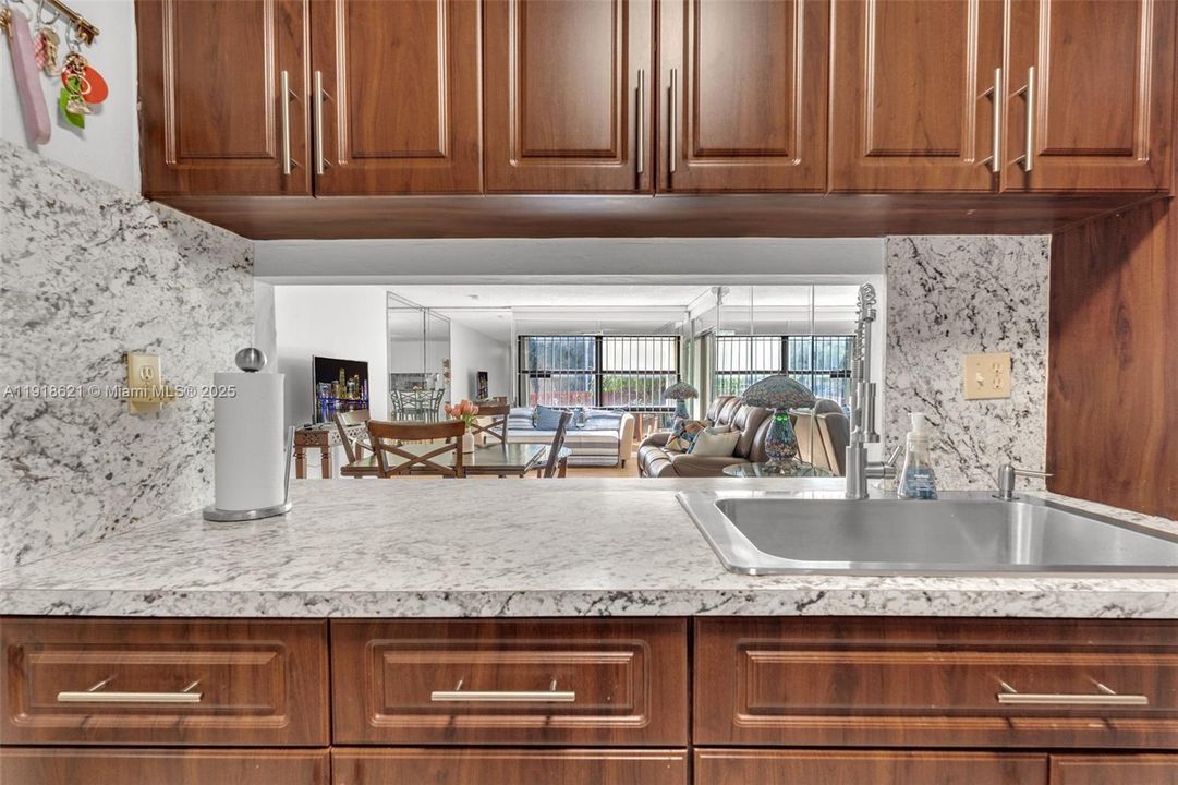 На продажу: $245,000 (1 спален, 1 ванн, 893 Квадратных фут)