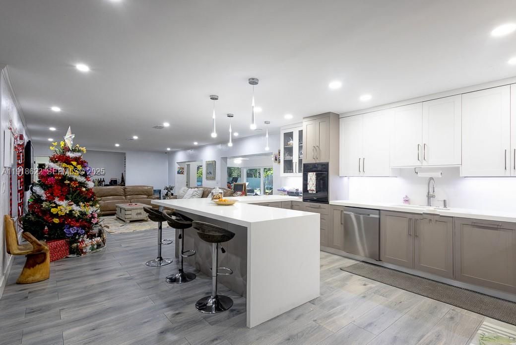 На продажу: $2,849,000 (3 спален, 3 ванн, 3647 Квадратных фут)