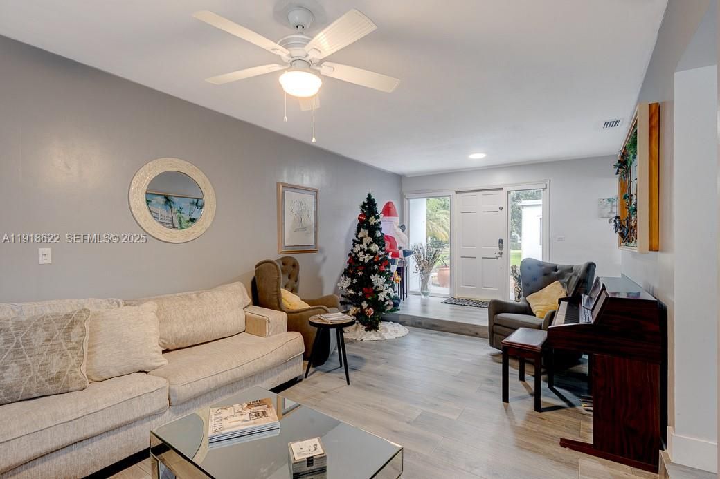 На продажу: $2,849,000 (3 спален, 3 ванн, 3647 Квадратных фут)