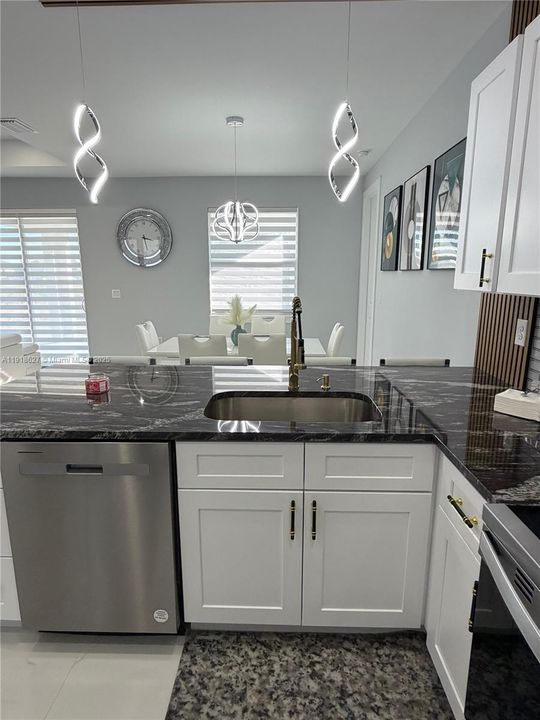 出租: $2,400 (3 贝兹, 2 浴室, 0 平方英尺)