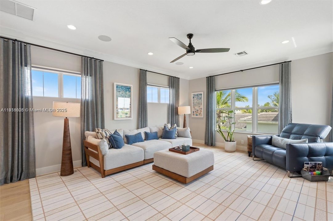 En Venta: $1,995,000 (5 camas, 3 baños, 3718 Pies cuadrados)